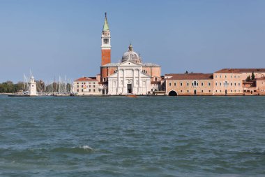 Venedik, İtalya - 01 Mayıs 2019: San Giorgio Maggiore Benedictine Kilisesi Giudecca adasındaki Fondamenta gezinti alanı boyunca yer almaktadır.
