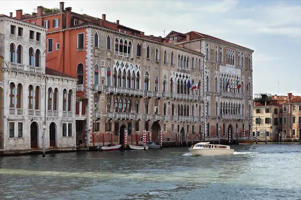 Venedik, İtalya - 01 Mayıs 2019: Venedik Büyük Kanalı boyunca uzanan renkli ve tarihi binaların manzarası