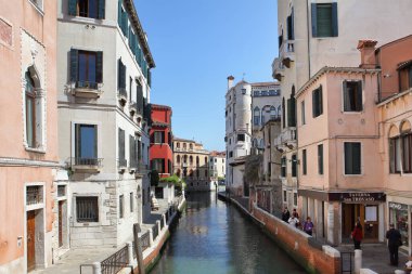 Venedik, İtalya - 01 Mayıs 2019: Venedik 'te turist kalabalığından uzakta, keşfedilecek daha az tekne trafiği olan birçok güzel mahalle var.