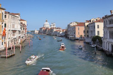 Venedik, İtalya - 01 Mayıs 2019: Büyük Kanal ve Basilica di Santa Maria della Salute 'un çarpıcı manzarası.