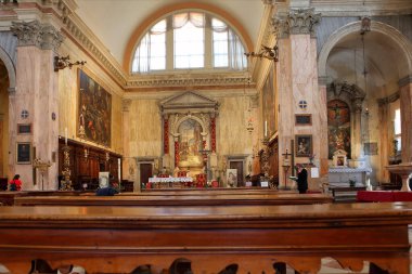 Venedik, İtalya - 01 Mayıs 2019: Chiesa di San Trovaso 'nun iç kesimi Dorsoduro bölgesinde yer almaktadır..