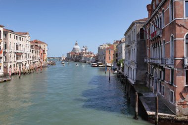 Venedik, İtalya - 01 Mayıs 2019: Büyük Kanal ve Basilica di Santa Maria della Salute 'un çarpıcı manzarası.