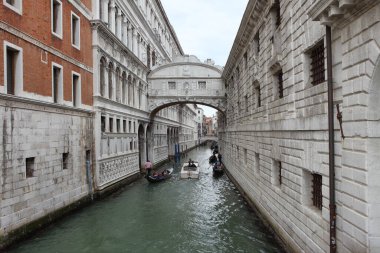 Venedik, İtalya - 30 Nisan 2019: Valilik Sarayı ile Venedik Hapishanesi Prigioni Nuove arasındaki İç Çekiş Köprüsü