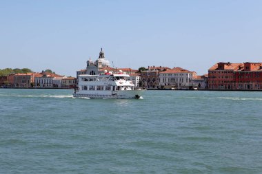 Venedik, İtalya - 01 Mayıs 2019: San Giorgio Maggiore Benedictine Kilisesi Giudecca adasındaki Fondamenta gezinti alanı boyunca yer almaktadır..