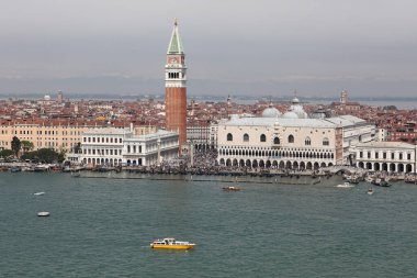 Venedik, İtalya - 30 Nisan 2019: Venedik 'teki St. Mark Meydanı Büyük Kanal boyunca binlerce turistin dolaştığı bir manzara.