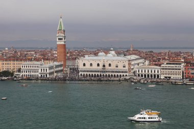 Venedik, İtalya - 30 Nisan 2019: Venedik 'teki St. Mark Meydanı Büyük Kanal boyunca binlerce turistin dolaştığı bir manzara.