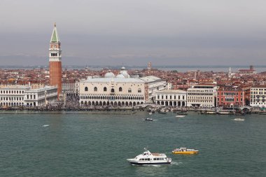 Venedik, İtalya - 30 Nisan 2019: Venedik 'teki St. Mark Meydanı Büyük Kanal boyunca binlerce turistin dolaştığı bir manzara.
