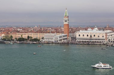 Venedik, İtalya - 30 Nisan 2019: Venedik 'teki St. Mark Meydanı Büyük Kanal boyunca binlerce turistin dolaştığı bir manzara.