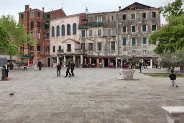 Venedik, İtalya - 26 Nisan 2019 Venedik Getto 'sunun ana meydanı, Venedik' in antik Yahudi bölgesi. İtalya