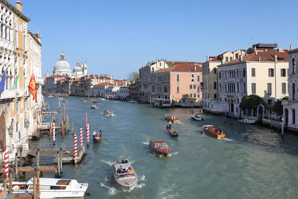 Venedik, İtalya - 01 Mayıs 2019: Büyük Kanal ve Basilica di Santa Maria della Salute 'un çarpıcı manzarası.