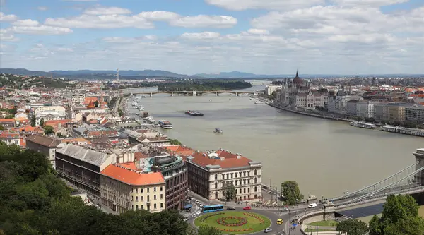 Budapeşte, Macaristan - 1 Temmuz 2018: Budapeşte Havacılık Manzarası, Macaristan. Yukarıdan harika Budapeşte Manzarası.
