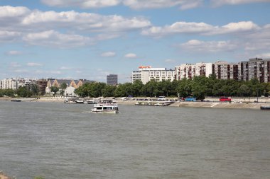 BUDAPEST, HUNGARY - 02 Temmuz 2018: Tuna Nehri boyunca yelken açan çeşitli tekneler, Margaret Adası 'ndan geçiyor.