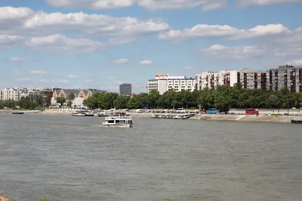 BUDAPEST, HUNGARY - 02 Temmuz 2018: Tuna Nehri boyunca yelken açan çeşitli tekneler, Margaret Adası 'ndan geçiyor.