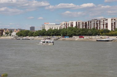 BUDAPEST, HUNGARY - 02 Temmuz 2018: Tuna Nehri boyunca yelken açan çeşitli tekneler, Margaret Adası 'ndan geçiyor.