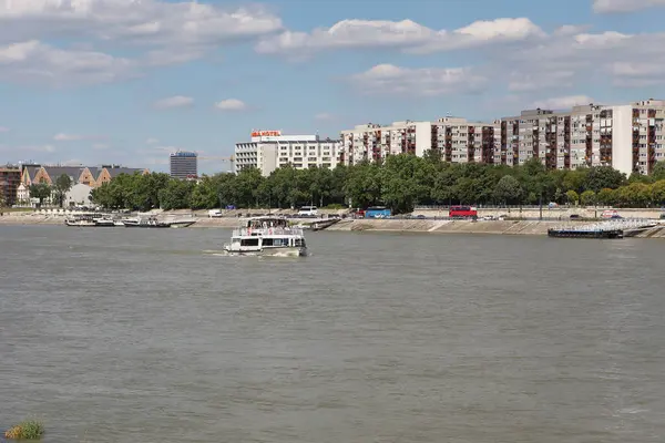 BUDAPEST, HUNGARY - 02 Temmuz 2018: Tuna Nehri boyunca yelken açan çeşitli tekneler, Margaret Adası 'ndan geçiyor.