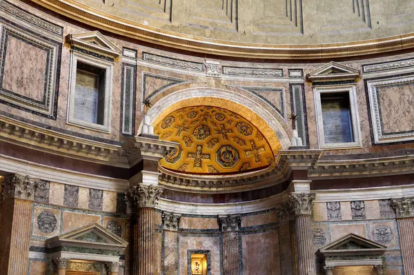 Roma, İtalya - 16 Eylül 2025: Pantheon Bazilikası ünlü bir iç yapıya sahiptir. Orijinal olarak tüm Roma tanrılarına bir tapınak olarak inşa edildi ve M.S. 126 yılında İmparator Hadrian tarafından yeniden inşa edildi..