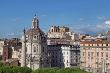Roma, İtalya - 21 Eylül 2025: Bu hava perspektifi Trajan Forumunda Meryem 'in Kutsal Kilisesi' nin yanında Trajan 'ın Sütununu vurguluyor.