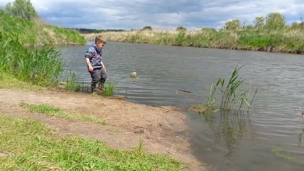 Anaokulu Öğrencisi Bahar Güneşli Bir Günde Nehir Kıyısında Yürür Doğal — Stok video