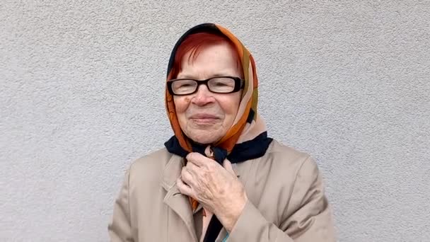 Detailní Portrét Staré Ženy Rudými Vlasy Šátkem Starší Evropanka Brýlích — Stock video