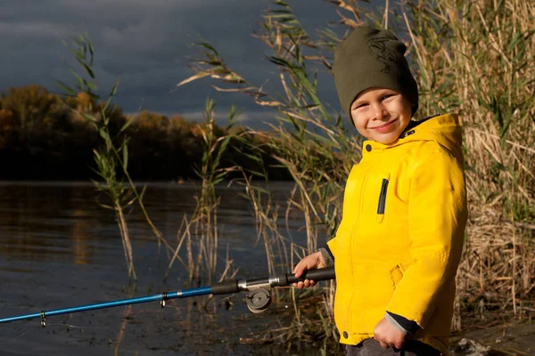 Jonge Visser Kleuter Jongen Gekleed Gele Jas Aan Het Vissen — Stockfoto