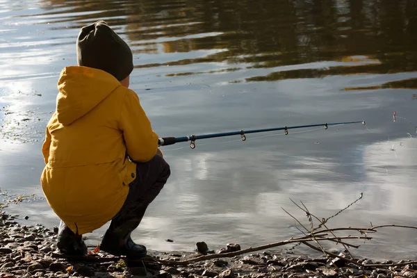 Νεαρός Ψαράς Αγόρι Κίτρινο Μπουφάν Και Λαστιχένιες Μπότες Ψαρεύει Ενώ — Φωτογραφία Αρχείου