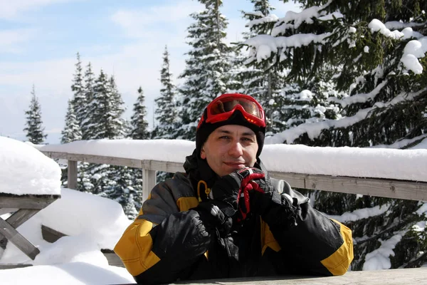 Retrato Del Hombre Ropa Esquí Con Gafas Esquí Cabeza Sienta —  Fotos de Stock