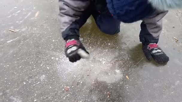 아이들은 얼음을 맞습니다 소년은 네발로 얼음을 구멍을 만든다 겨울에는 경기를 — 비디오