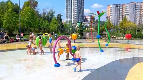 Dnipro Ukraine August 2022 Children Bathe Play Public Fountain Sweltering — Wideo stockowe