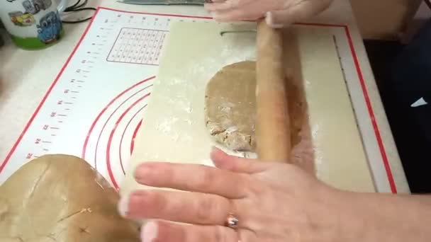 Руки Кондитерської Жінки Викидають Тісто Прокатним Штифтом Столі Кухні Жінка — стокове відео