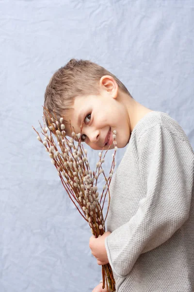 Портрет Красивого Дошкільника Букетом Весняних Квітів Синьому Фоні Дитина Тримає — стокове фото