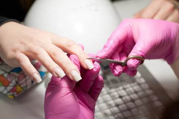 Proces Wykonywania Manicure Salonie Piękności Manikiurzystka Różowych Rękawiczkach Używa Nożyczek — Zdjęcie stockowe