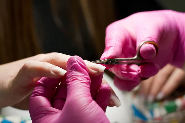 Διαδικασία Εκτέλεσης Μανικιούρ Στο Σαλόνι Ομορφιάς Μανικιουρίστα Ροζ Γάντια Χρησιμοποιεί — Φωτογραφία Αρχείου