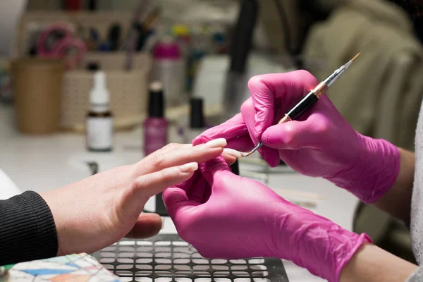 Proces Wykonywania Manicure Salonie Piękności Manikiurzystka Różowych Rękawiczkach Malująca Paznokcie — Zdjęcie stockowe
