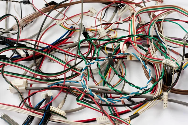 Gekleurde Kabels Draden Met Connectoren Witte Achtergrond Chaos Van Kleurrijke — Stockfoto