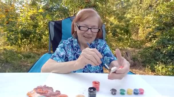 Anciana Pintando Productos Yeso Sentada Mesa Aire Libre Retrato Abuela — Vídeos de Stock