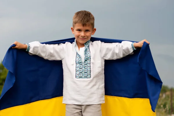 Szczęśliwy Ukraiński Chłopiec Haftowanej Koszuli Vyshyvanka Niebiesko Żółtą Flagą Ukrainy — Zdjęcie stockowe