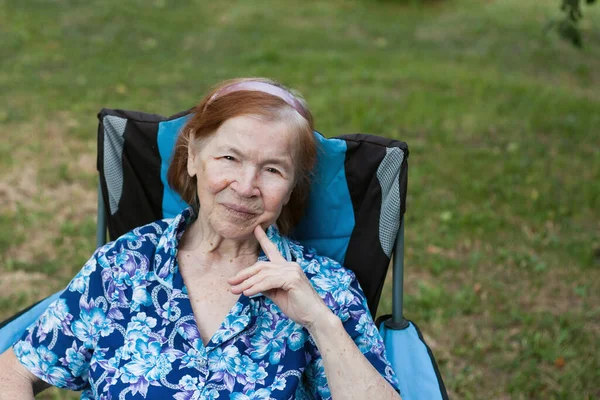Πορτρέτο Της Λυπημένης Ηλικιωμένης Γιαγιάς Στον Κήπο Στο Σπίτι Γριά — Φωτογραφία Αρχείου