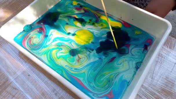 Unterricht Zeichentechnik Ebru Kinder Zeichnen Farben Mischen Muster Auf Der — Stockvideo
