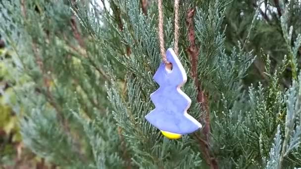 Pequeño Juguete Árbol Navidad Azul Forma Abeto Decora Las Ramas — Vídeo de stock