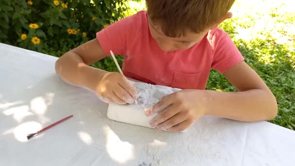 Мальчик Увлечен Археологическими Раскопками Сидит Столом Природе Ребенок Выкапывает Останки — стоковое видео