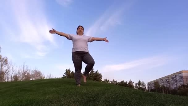 Молода Жінка Надмірною Вагою Проводить Вправи Міському Парку Фоні Блакитного — стокове відео