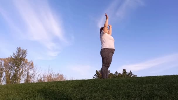 Genç Şişman Kadın Şehir Parkında Egzersiz Yapıyor Mavi Gökyüzü Geçmişi — Stok video