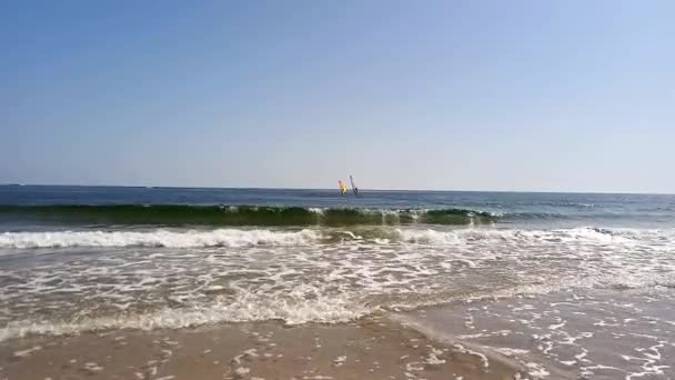 Zeegezicht Mensen Ontspannen Zwemmen Zee Warme Zomerdag Actieve Recreatie Windsurfen — Stockvideo