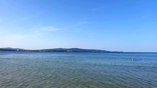 Морський Пейзаж Люди Розслабляються Купаються Морі Спекотний Літній День Відпочинок — стокове відео
