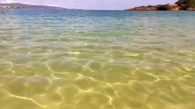 Deniz Burnu. İnsanlar sıcak bir yaz gününde denizde rahatlayıp yüzüyorlar. Bulgaristan 'da Karadeniz kıyısında tatil. Temiz ve temiz deniz suyu, kutsal tatil. Kiten 'deki Atliman Sahili