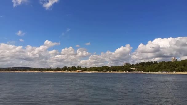 Malebný Přímořský Plášť Slunečného Letního Dne Panoramatický Výhled Písečnou Pláž — Stock video