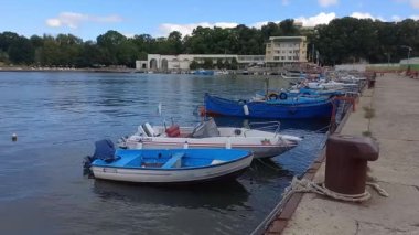 Kiten City, Bulgaristan-11 Eylül 2023: iskele yakınlarındaki balıkçı tekneleri. Rüzgarsız bir yaz gününde deniz burnu, Kiten tatil köyündeki Güney Sahili