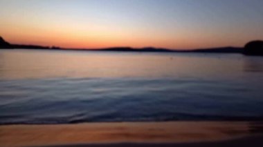 Yazın gün batımı ya da gün doğumu. Kumsal, sakin ol. Bulgaristan 'ın Karadeniz kıyısında resim gibi bir gün batımı. Dramatik renkli gökyüzü. Bulanık video