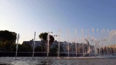 Ukrayna 'daki Dnipro şehir parkında büyük, güzel bir çeşme. Dans eden su akıntıları. Yavaş çekim.