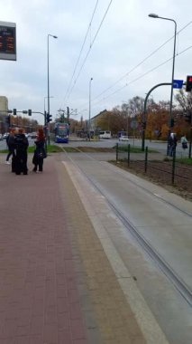 KRAKOW, POLAND - 30 Ekim 2024: Yolcu mavi tramvayı no. Krakow 'da koşan 4 kişi mola yerine varır. Toplu taşıma tramvayı MPK Krakow tip 2014N Krakowiak.